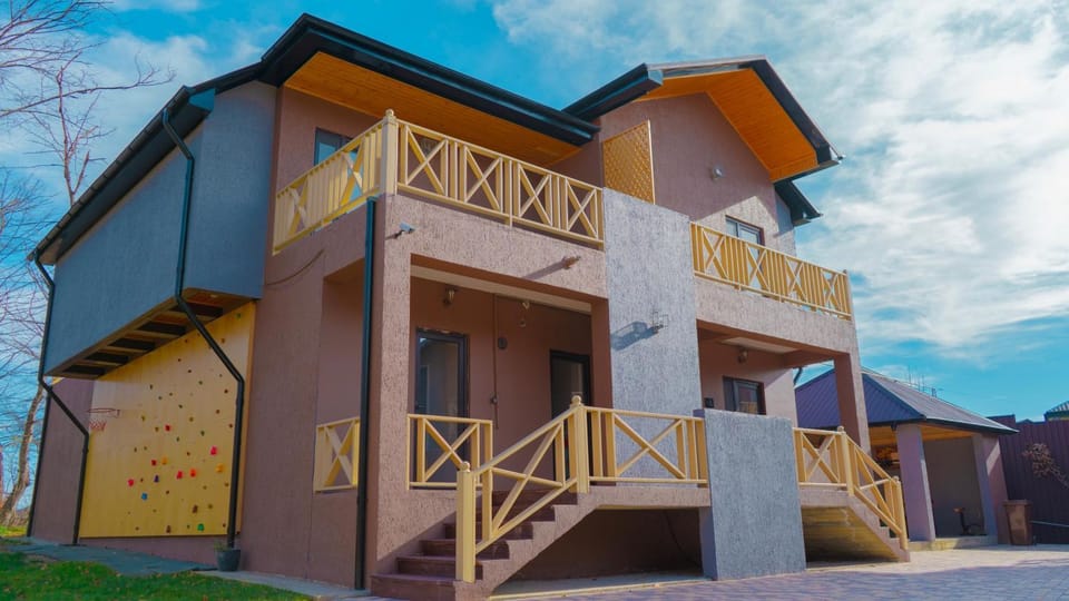 Property building, Day, Balcony/Terrace