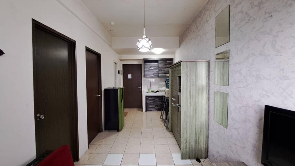 Kitchen or kitchenette, oven