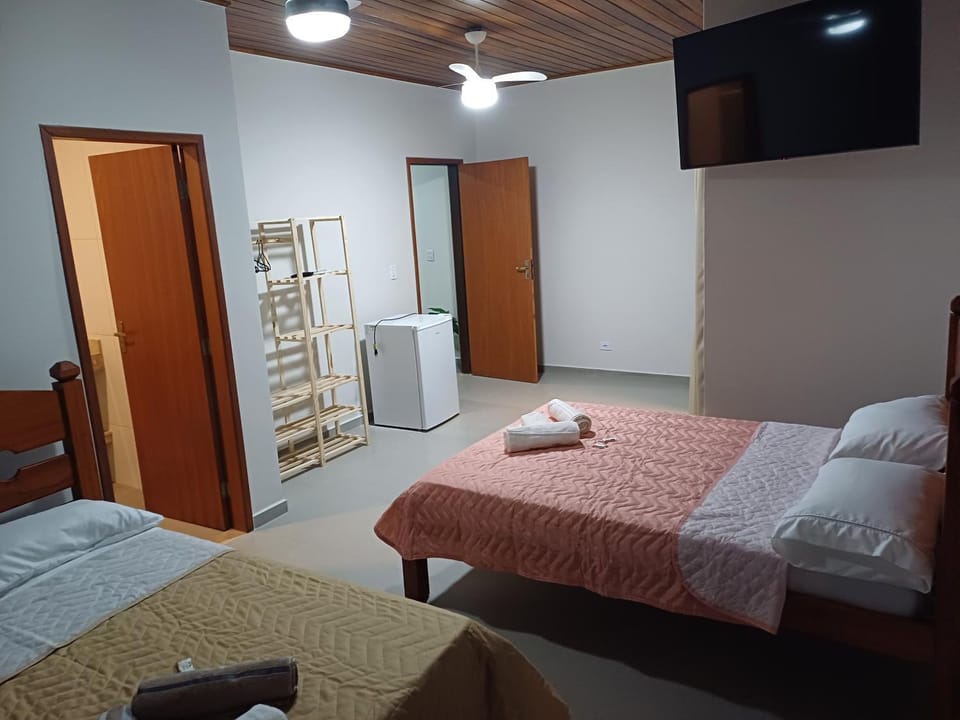 Bed, TV and multimedia, Photo of the whole room, Bedroom, fireplace, towels