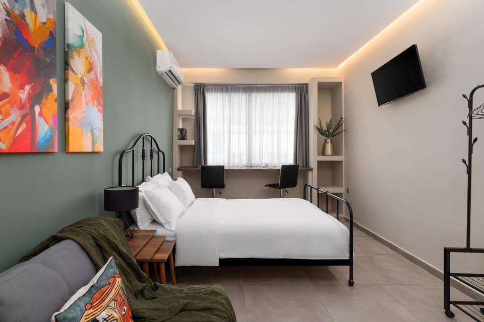 Bed, Living room, Photo of the whole room, Seating area, Bedroom