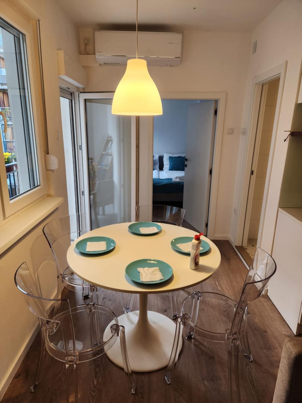 Kitchen or kitchenette, Dining area