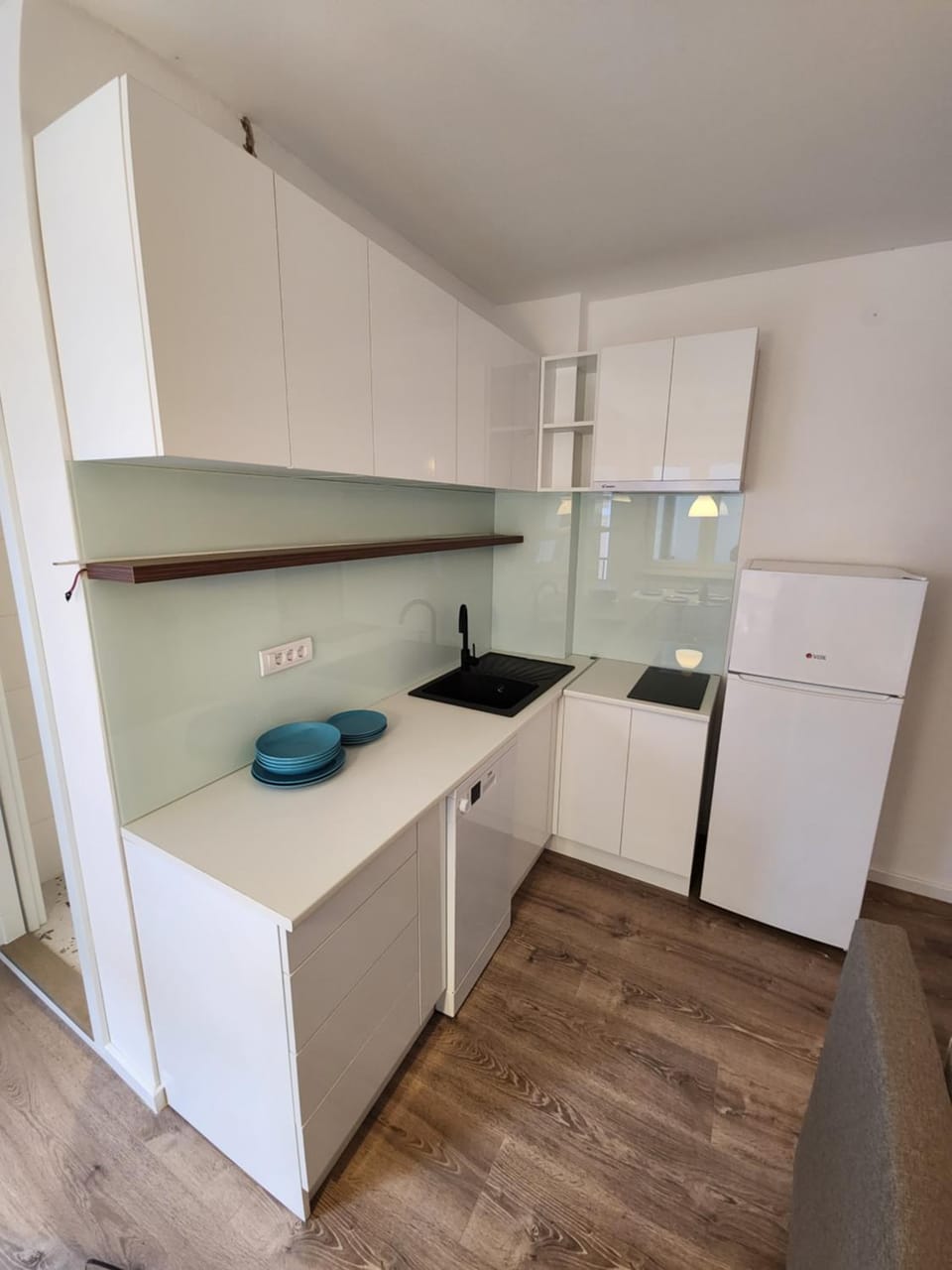 Kitchen or kitchenette, dishwasher, minibar, stove