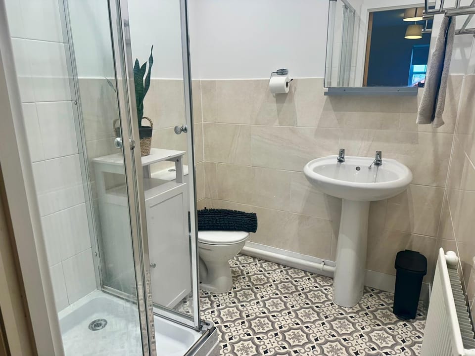 Shower, Toilet