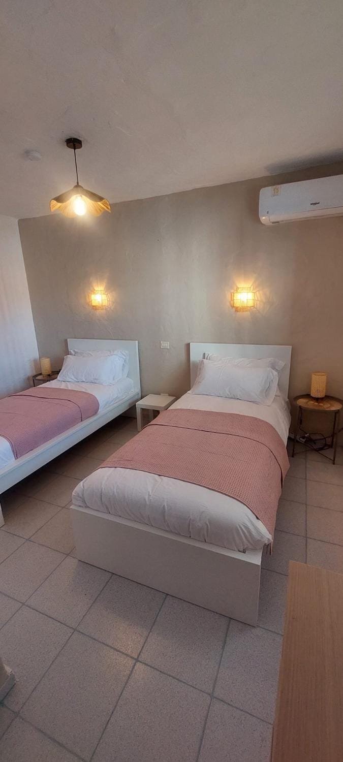Bed, Photo of the whole room, Bedroom, air conditioner