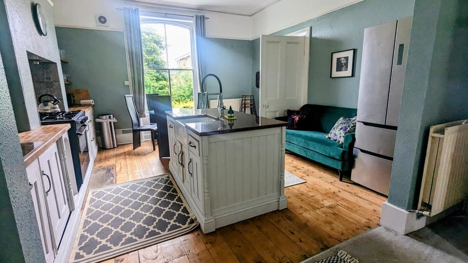 Spacious home, by Headingley Stadium, LGI, Leeds Arena, and the University of Leeds House in Leeds