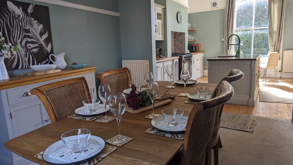 Spacious home, by Headingley Stadium, LGI, Leeds Arena, and the University of Leeds House in Leeds