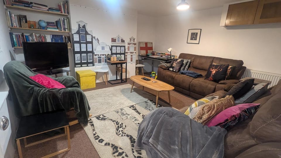 Spacious home, by Headingley Stadium, LGI, Leeds Arena, and the University of Leeds House in Leeds
