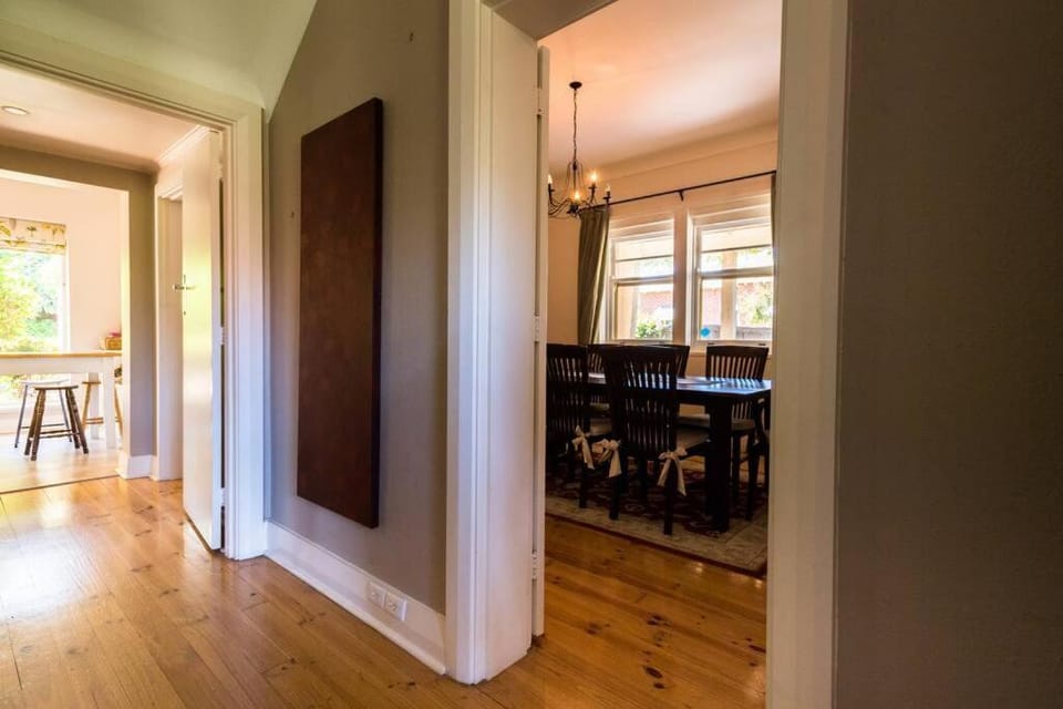 Beautiful 2 story Manor close to beach and all Apartment in Adelaide