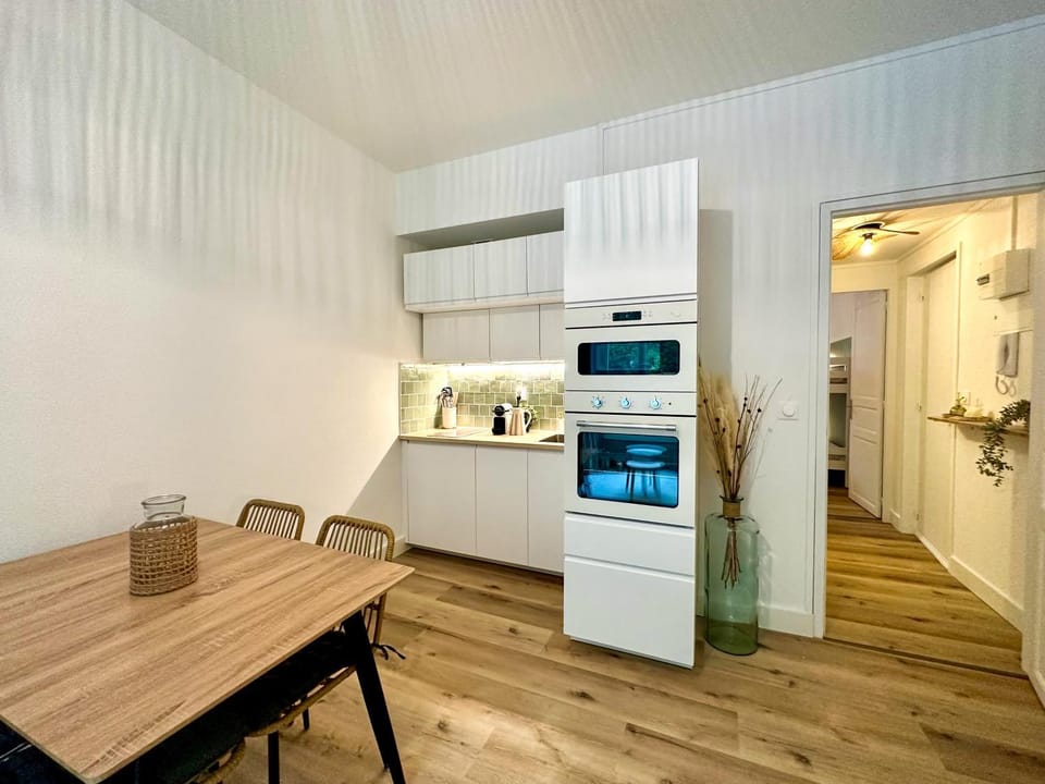 Kitchen or kitchenette, Dining area
