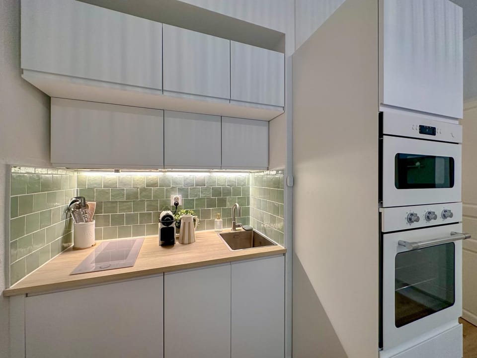 Kitchen or kitchenette, oven, stove