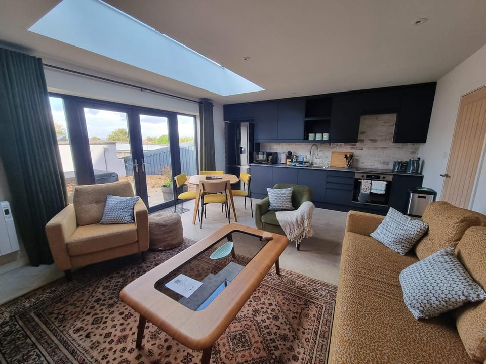 Kitchen or kitchenette, Living room, Seating area, Dining area