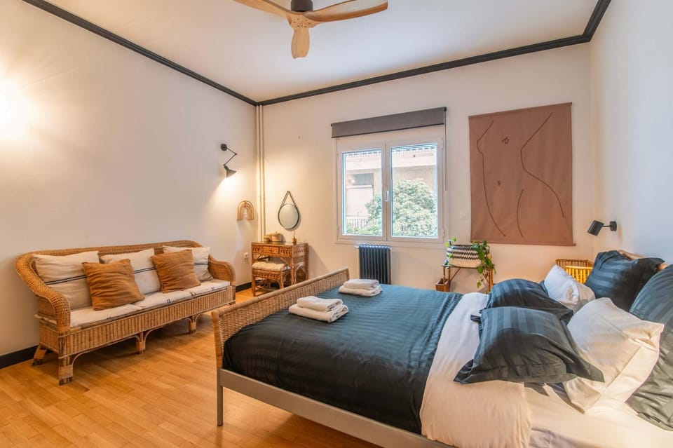 Bed, Seating area, Bedroom