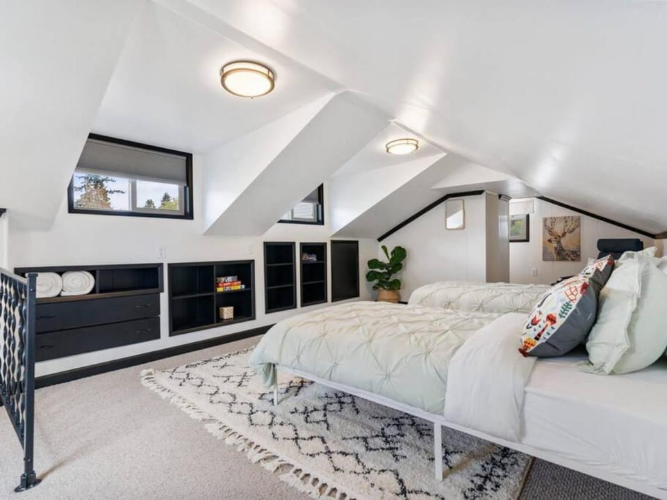 Picture Perfect Bungalow in the heart of DT Vancouver House in Vancouver