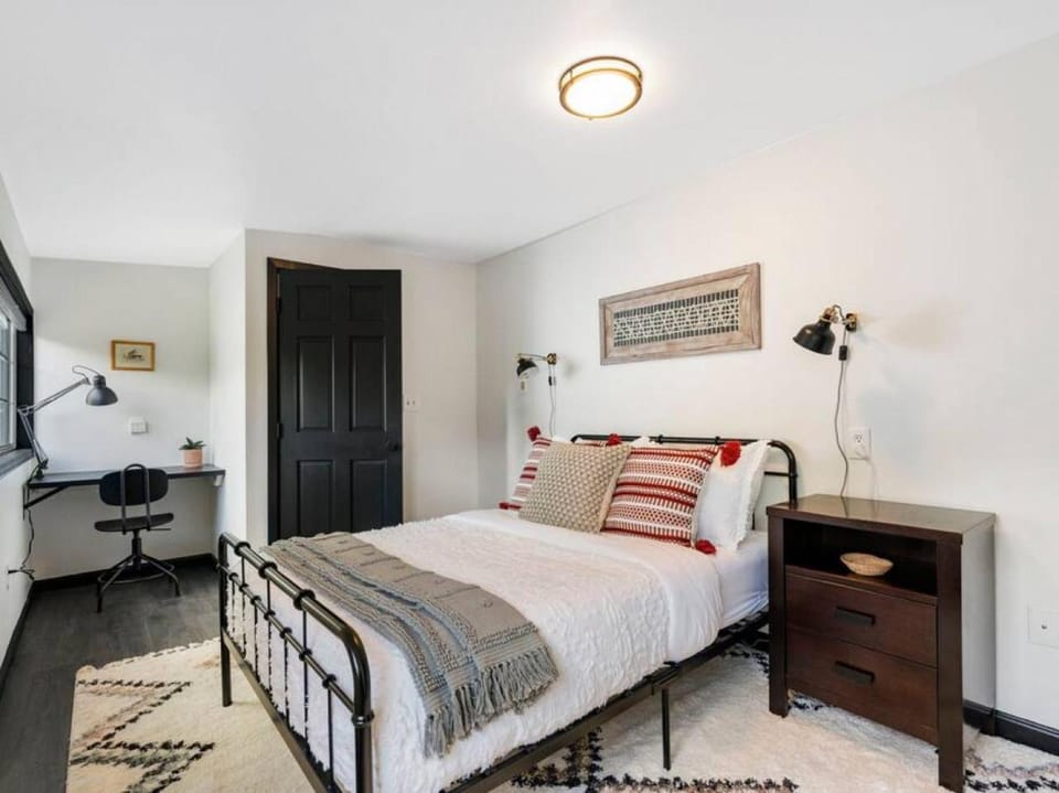 Picture Perfect Bungalow in the heart of DT Vancouver House in Vancouver