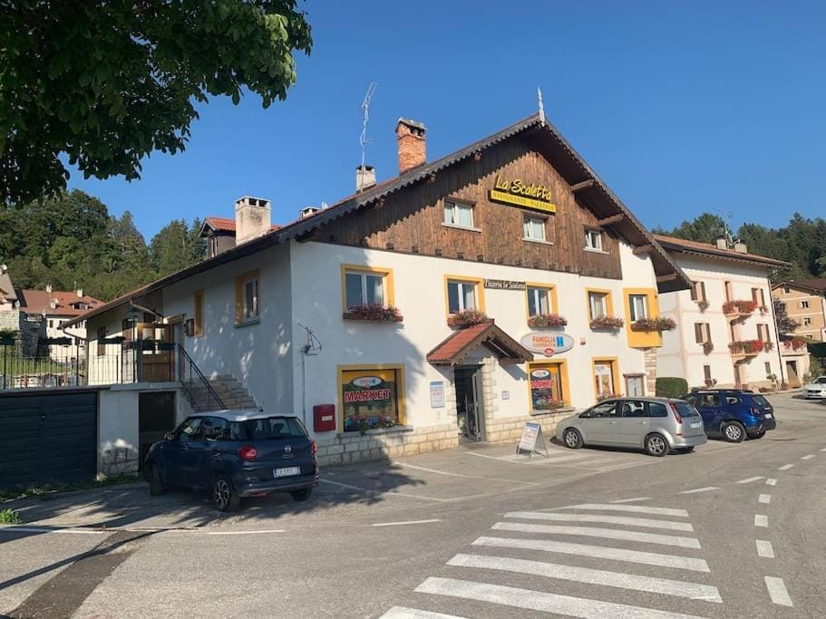 Property building, Day, Neighbourhood, Street view, Parking
