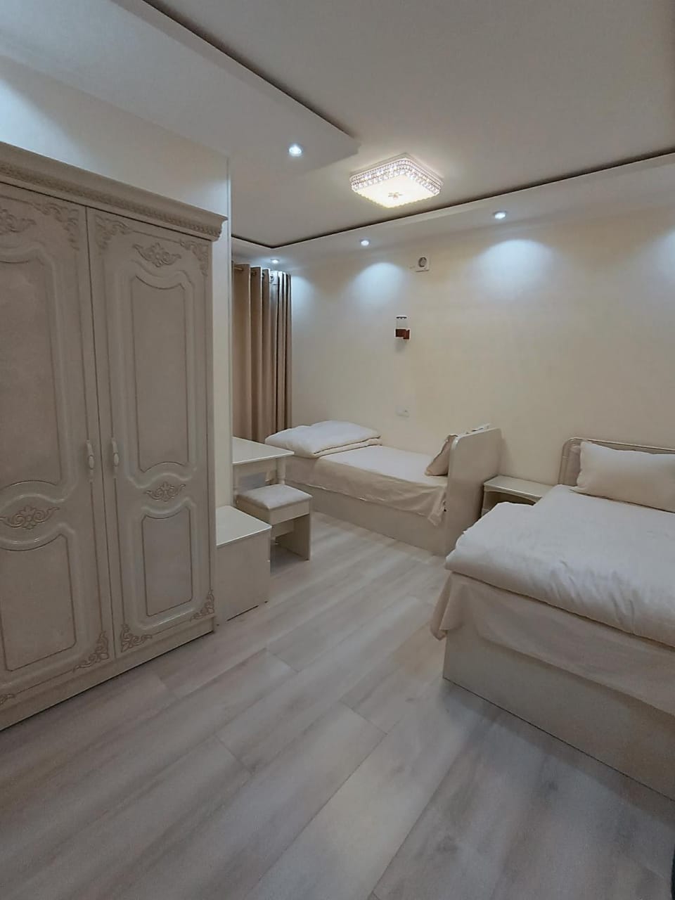Bed, Living room, Photo of the whole room, Seating area, Bedroom