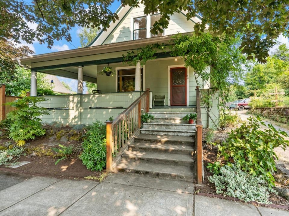 Spacious Craftsman in the Heart of St Johns House in Vancouver