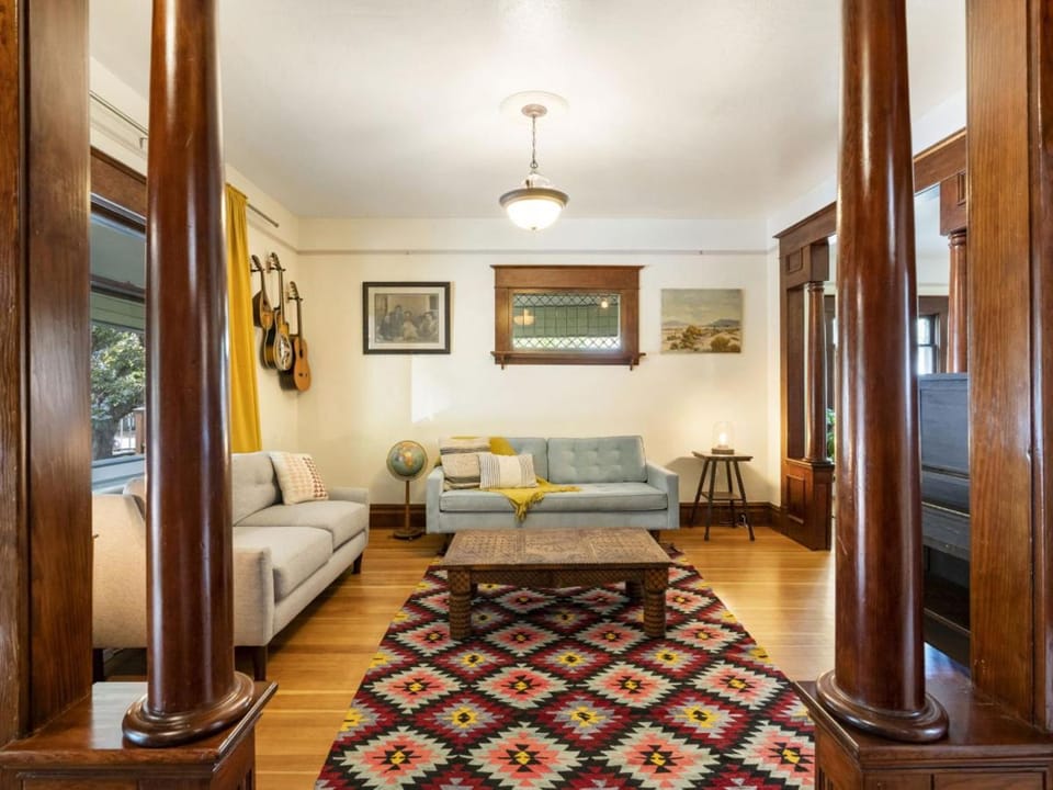 Spacious Craftsman in the Heart of St Johns House in Vancouver