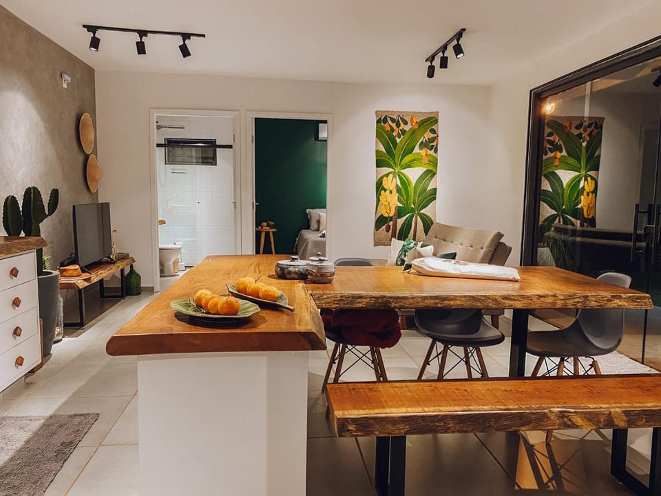 Kitchen or kitchenette, Seating area, Dining area, stove