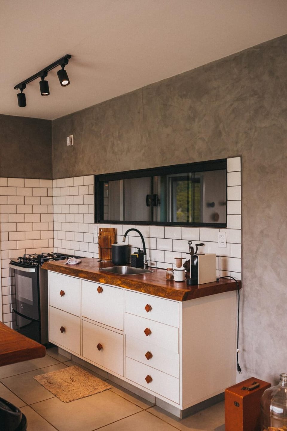 Coffee/tea facilities, Kitchen or kitchenette, stove