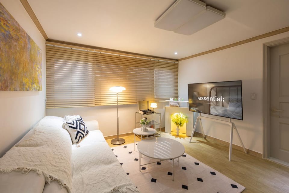 Free pick-up, 4 Beds, near Gangnam, Hongdae, Subway 8 mins, Spacious Apartment in Seoul
