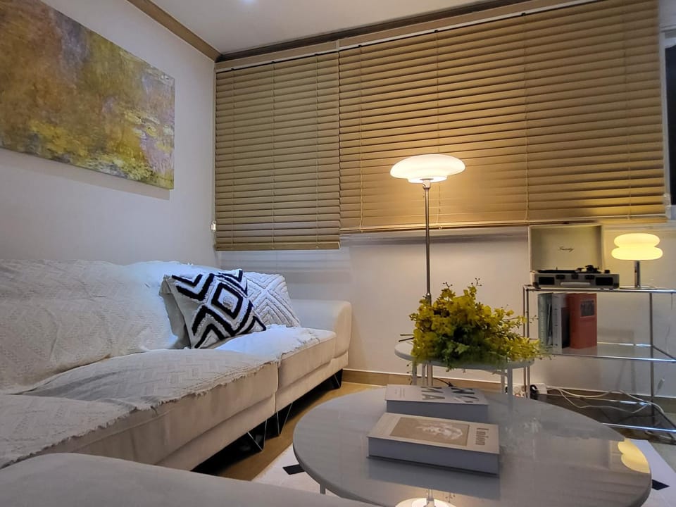 Free pick-up, 4 Beds, near Gangnam, Hongdae, Subway 8 mins, Spacious Apartment in Seoul