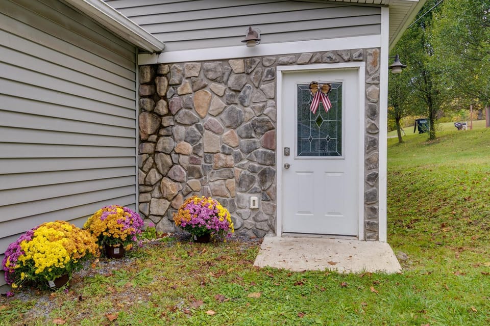 Walk to Lake: Honeoye Cottage Near Bristol Mtn! House in Finger Lakes