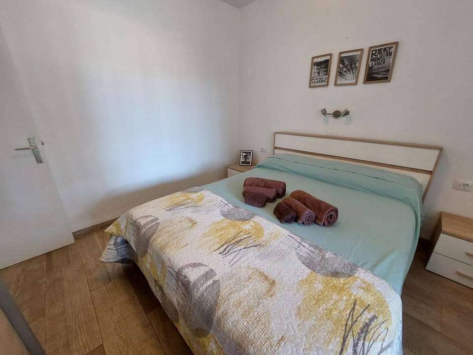 Bed, Bedroom, towels