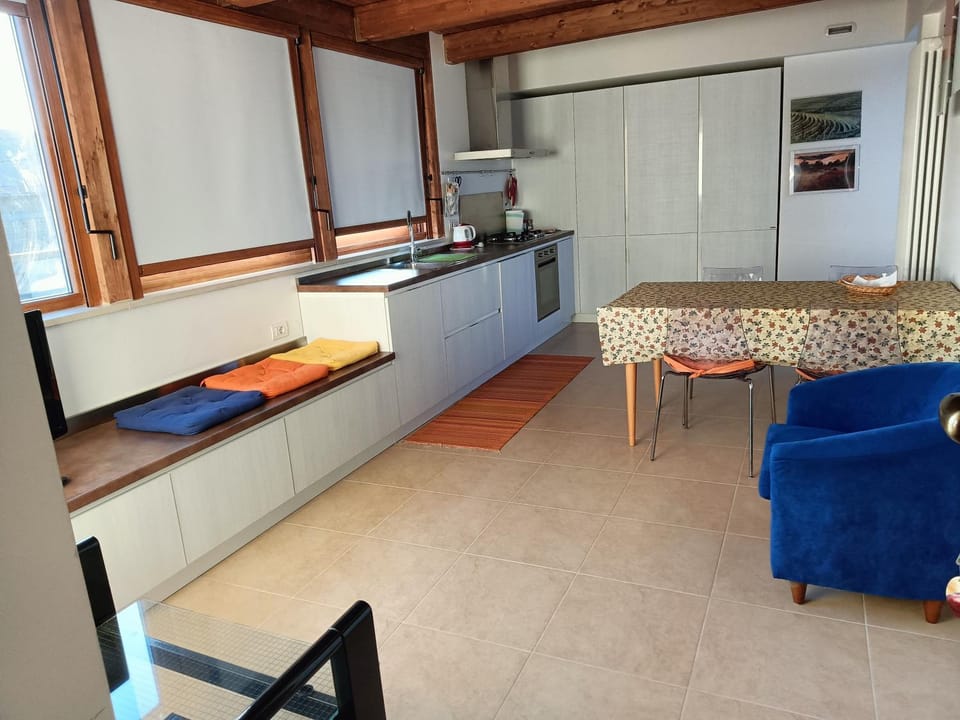 Kitchen or kitchenette, Living room, Seating area, Dining area