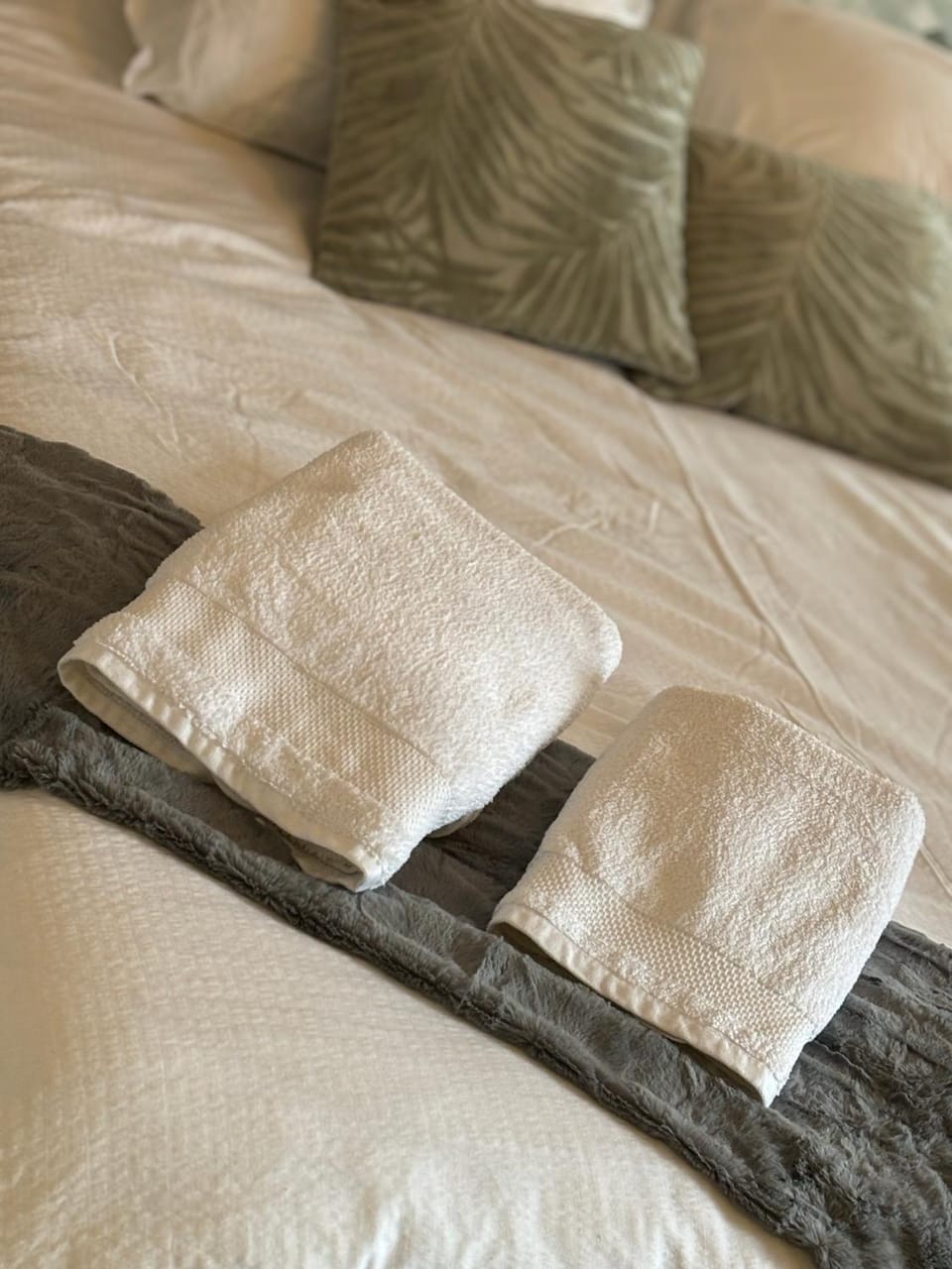 Bed, towels