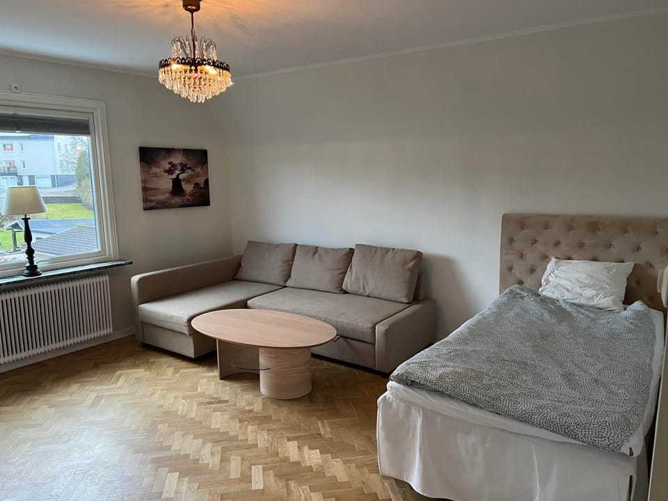 Property building, Communal lounge/ TV room, TV and multimedia, Living room, Seating area