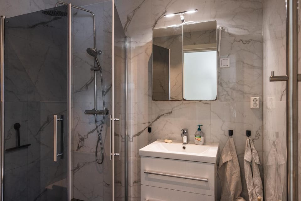 Shower, Bathroom, towels