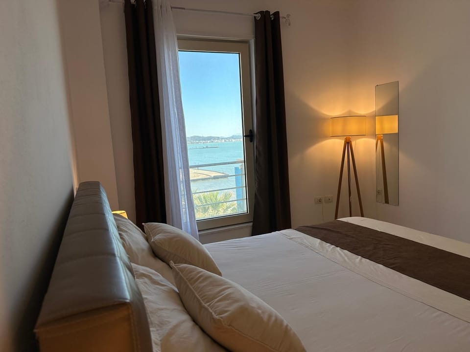 Bed, Natural landscape, Photo of the whole room, Bedroom, Sea view