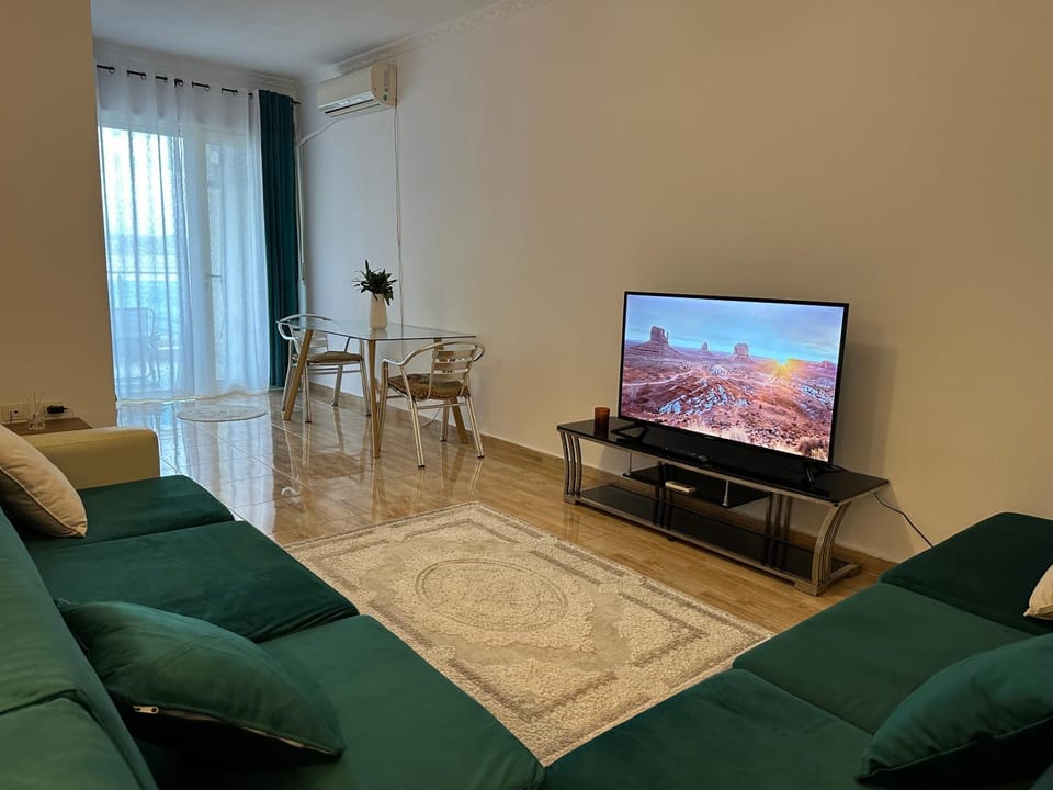 Communal lounge/ TV room, TV and multimedia, Living room, Seating area, Evening entertainment, air conditioner