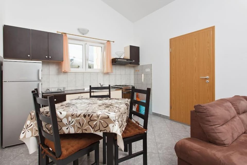 Kitchen or kitchenette, Living room, Seating area, Dining area, oven, stove