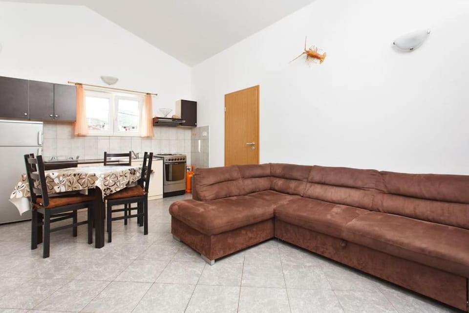 Kitchen or kitchenette, Living room, Seating area, Dining area
