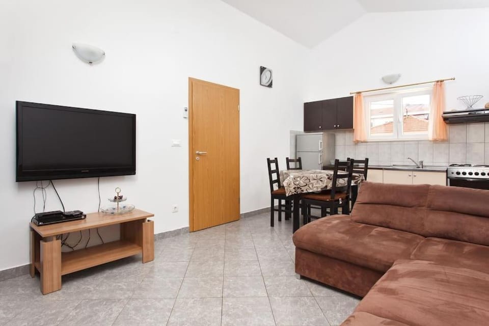 Communal lounge/ TV room, TV and multimedia, Kitchen or kitchenette, Living room, Seating area, Dining area, oven
