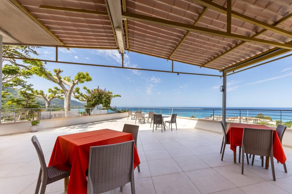 Restaurant/places to eat, Balcony/Terrace, Sea view