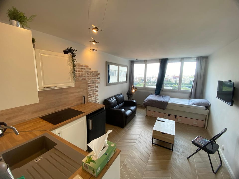 Bed, TV and multimedia, Living room, Photo of the whole room, Seating area, Bedroom