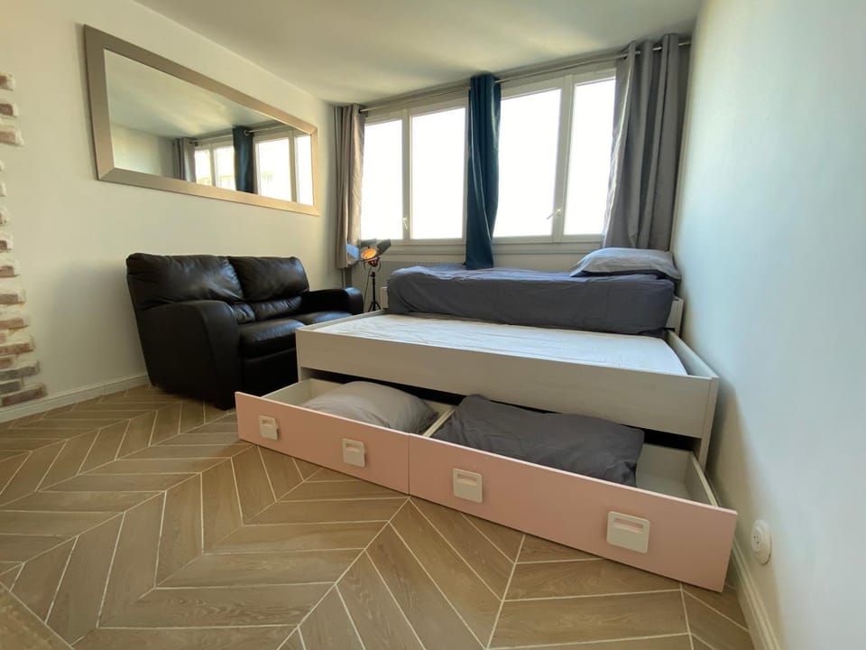 Bed, Living room, Photo of the whole room, Seating area, Bedroom