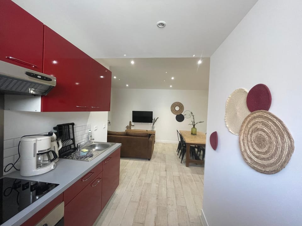 Coffee/tea facilities, Kitchen or kitchenette, stove