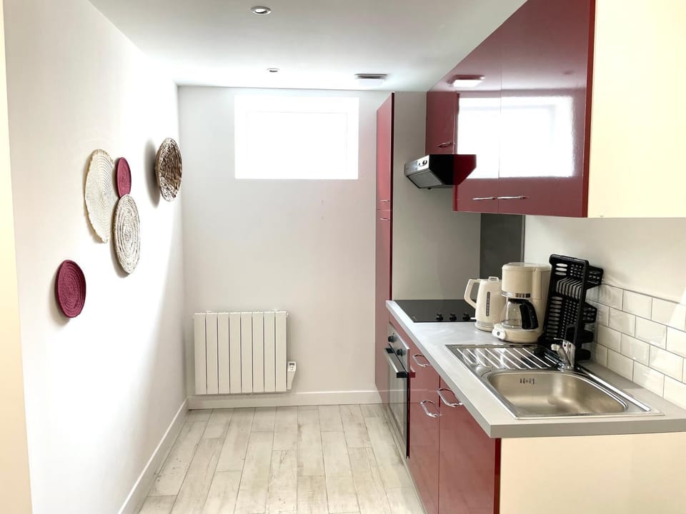 Coffee/tea facilities, Kitchen or kitchenette, oven, stove