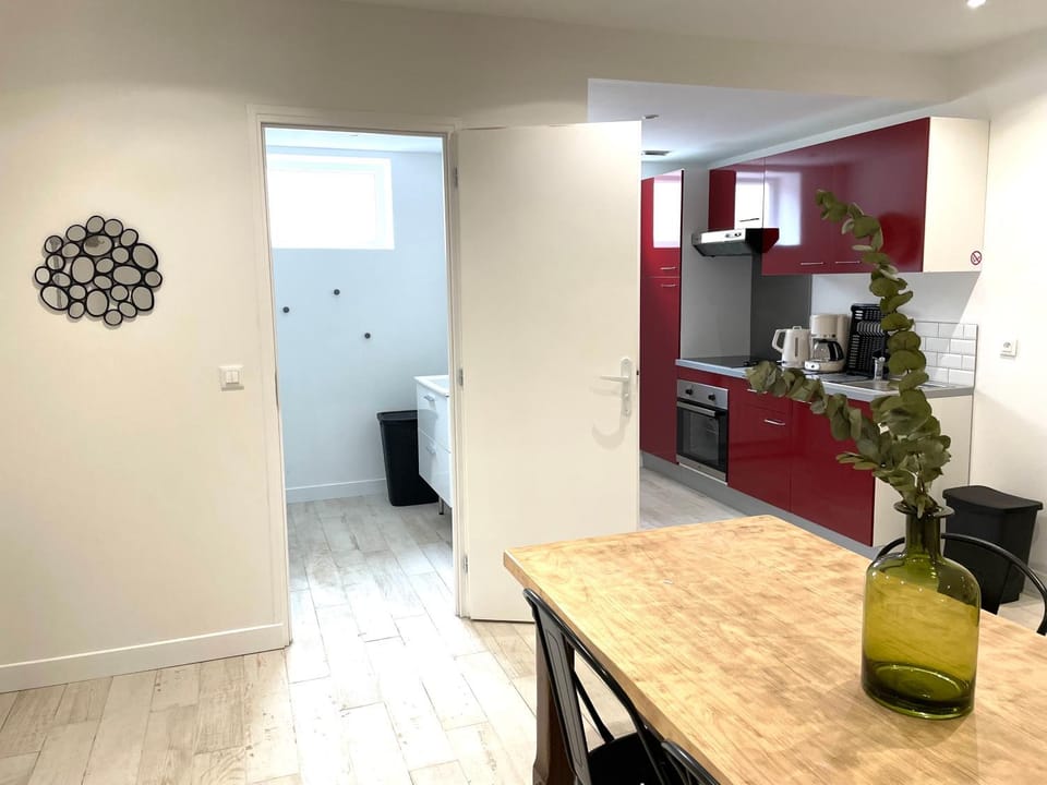 Kitchen or kitchenette, Dining area