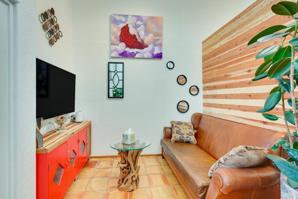Hot Tub, Sunset Views! Couple’s Escape in El Prado House in New Mexico