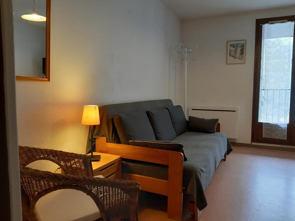 Bed, Living room