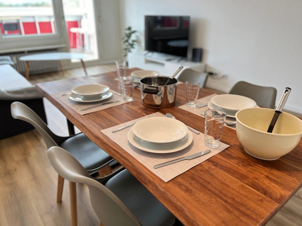 TV and multimedia, Living room, Seating area, Dining area, Food