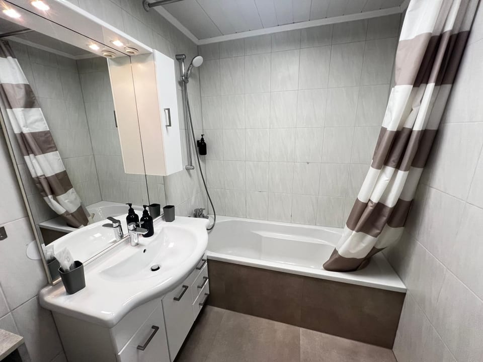 Shower, Bathroom, Bath, towels