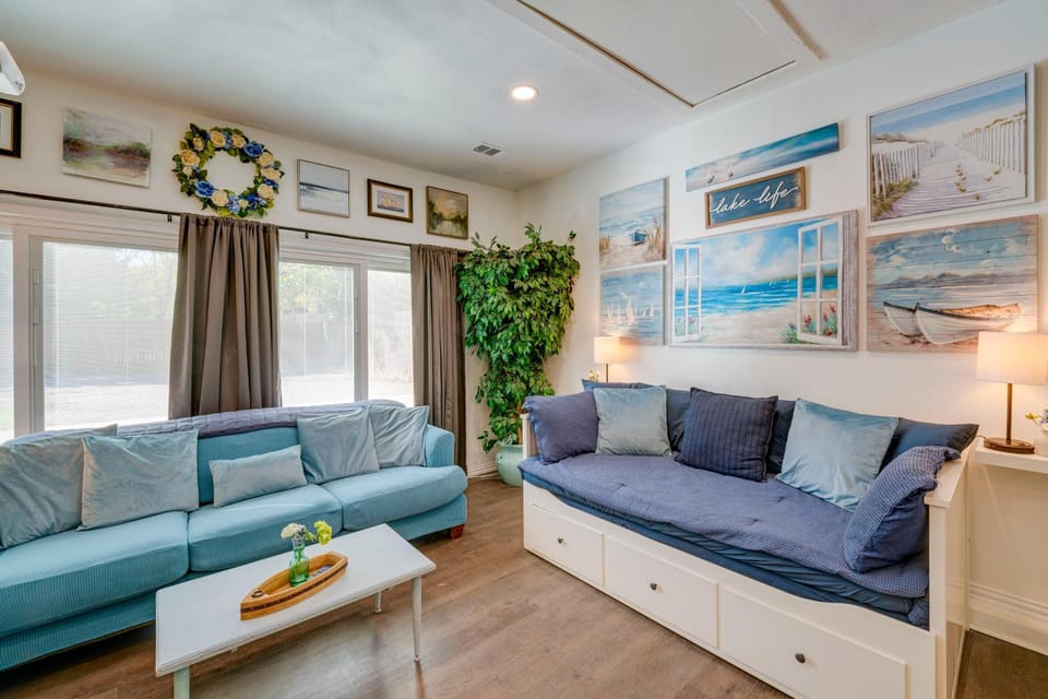 Pet-Friendly Getaway w/ Projector in Lake Dallas! House in Lake Dallas