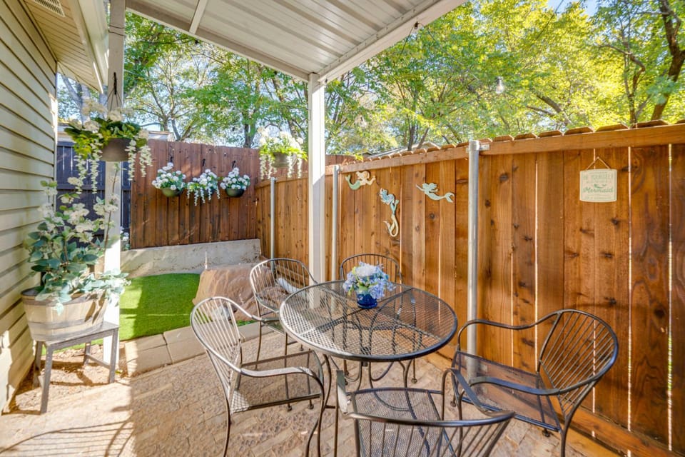 Pet-Friendly Getaway w/ Projector in Lake Dallas! House in Lake Dallas