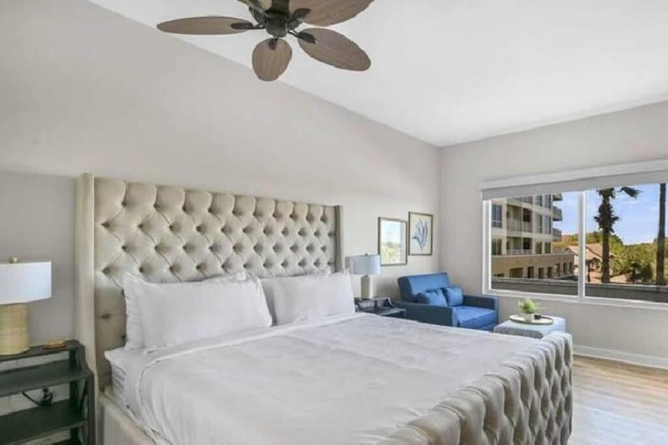 Bed, Seating area, fireplace